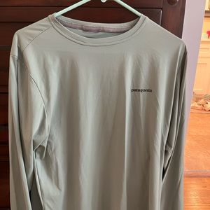 Patagonia Mens medium fishing shirt green